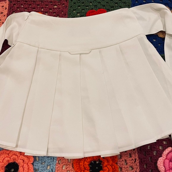 Iron Yokai Kitsune White Floral Embroidered Pleated Skirt - Picture 6 of 6